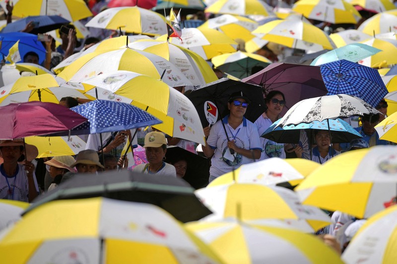 Orang-orang menunggu Paus Fransiskus di Esplanade Taci Tolu selama perjalanan apostoliknya ke Asia, di Dili, Timor Timur, 10 September 2024. (REUTERS/Guglielmo Mangiapane)