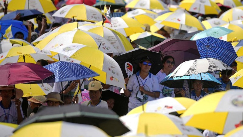 Orang-orang menunggu Paus Fransiskus di Esplanade Taci Tolu selama perjalanan apostoliknya ke Asia, di Dili, Timor Timur, 10 September 2024. (REUTERS/Guglielmo Mangiapane)