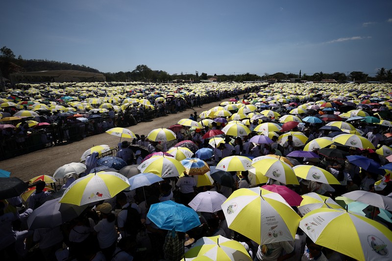 Orang-orang menunggu Paus Fransiskus di Esplanade Taci Tolu selama perjalanan apostoliknya ke Asia, di Dili, Timor Timur, 10 September 2024. Orang-orang menunggu Paus Fransiskus di Esplanade Taci Tolu selama perjalanan apostoliknya ke Asia, di Dili, Timor Timur, 10 September 2024. (REUTERS/Guglielmo Mangiapane)