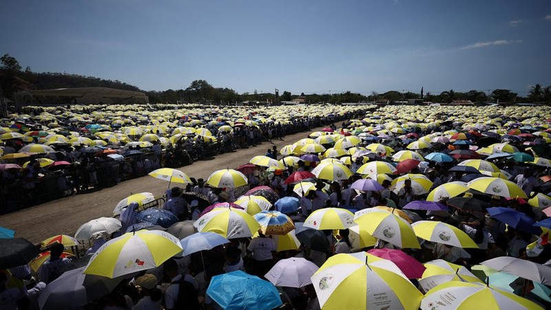 Orang-orang menunggu Paus Fransiskus di Esplanade Taci Tolu selama perjalanan apostoliknya ke Asia, di Dili, Timor Timur, 10 September 2024. (REUTERS/Guglielmo Mangiapane)