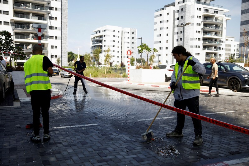 Pemandangan menunjukkan bangunan perumahan yang rusak, setelah serangan proyektil ke arah Israel dari Lebanon, di tengah permusuhan lintas perbatasan antara Hizbullah dan pasukan Israel, di Nahariya, Israel utara 9 September 2024. (REUTERS/Shir Torem)