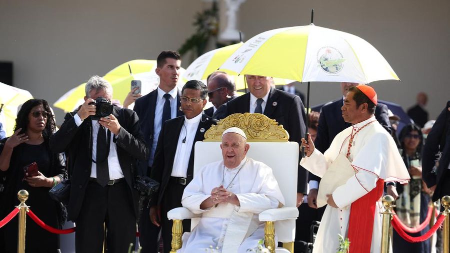 Paus Fransiskus menghadiri Misa Kudus di Esplanade Taci Tolu selama perjalanan apostoliknya ke Asia, di Dili, Timor Leste, 10 September 2024. (REUTERS/Guglielmo Mangiapane)