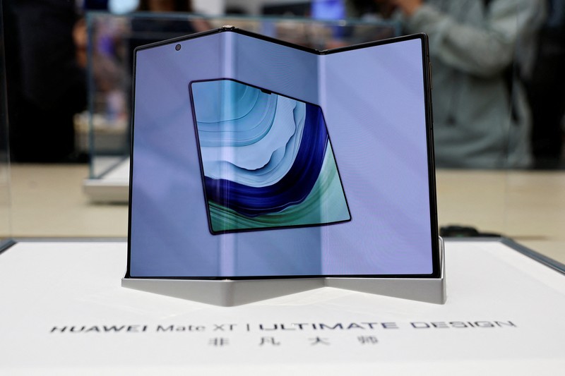 Seorang anggota staf bersiap untuk memamerkan Huawei Mate XT, telepon pintar yang dapat dilipat tiga, di toko utama Huawei di Beijing, Cina, 10 September 2024. Seorang anggota staf bersiap untuk memamerkan Huawei Mate XT, telepon pintar yang dapat dilipat tiga, di toko utama Huawei di Beijing, Cina, 10 September 2024. (REUTERS/Florence Lo)