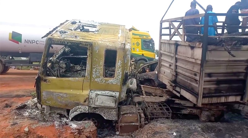 Sebuah truk tangki bahan bakar meledak di Negara Bagian Niger, Nigeria Utara, Minggu waktu setempat. Dalam insiden itu, 52 orang tewas. (Tangkapan Layar Video Reuters/)