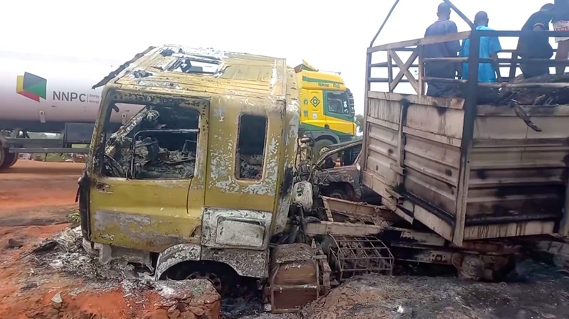 Sebuah truk tangki bahan bakar meledak di Negara Bagian Niger, Nigeria Utara, Minggu waktu setempat. Dalam insiden itu, 52 orang tewas. (Tangkapan Layar Video Reuters/)