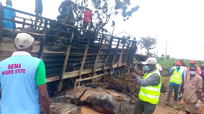 Sebuah truk tangki bahan bakar meledak di Negara Bagian Niger, Nigeria Utara, Minggu waktu setempat. Dalam insiden itu, 52 orang tewas. (Tangkapan Layar Video Reuters/)