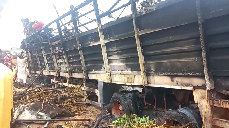 Sebuah truk tangki bahan bakar meledak di Negara Bagian Niger, Nigeria Utara, Minggu waktu setempat. Dalam insiden itu, 52 orang tewas. (Tangkapan Layar Video Reuters/)