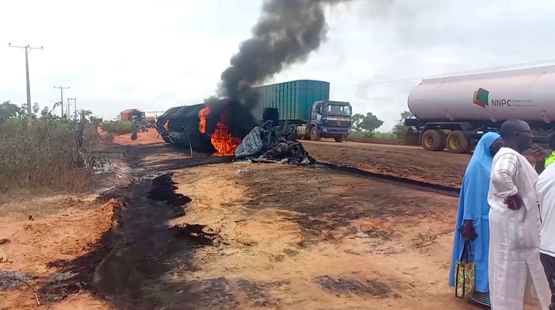 Sebuah truk tangki bahan bakar meledak di Negara Bagian Niger, Nigeria Utara, Minggu waktu setempat. Dalam insiden itu, 52 orang tewas. (Tangkapan Layar Video Reuters/)