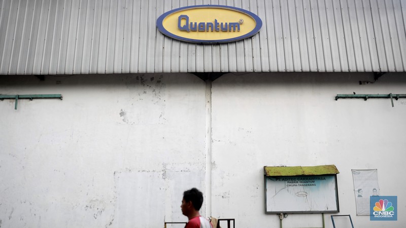 Sejumlah kendaraan melintas di depan parik kompor gas Quantum di Kawasan Cikupa, Tangerang Banten, Selasa (10/9/2024). Sejumlah kendaraan melintas di depan parik kompor gas Quantum di Kawasan Cikupa, Tangerang Banten, Selasa (10/9/2024). (CNBC Indonesia/Muhammad Sabki)