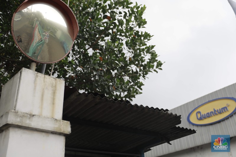 Sejumlah kendaraan melintas di depan parik kompor gas Quantum di Kawasan Cikupa, Tangerang Banten, Selasa (10/9/2024). (CNBC Indonesia/Muhammad Sabki)