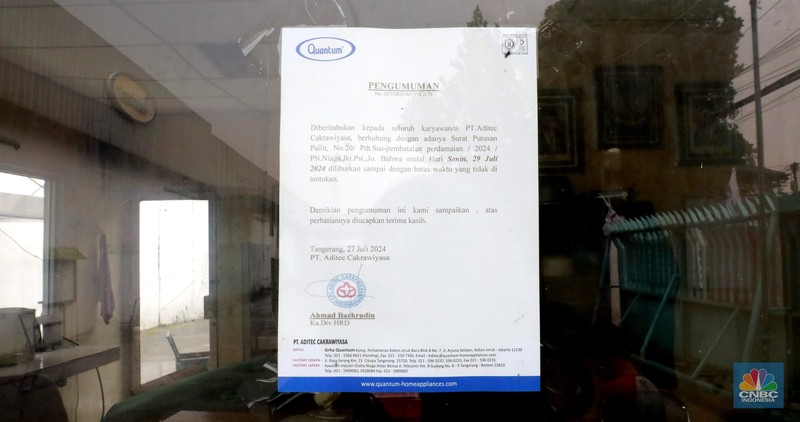 Sejumlah kendaraan melintas di depan parik kompor gas Quantum di Kawasan Cikupa, Tangerang Banten, Selasa (10/9/2024). Sejumlah kendaraan melintas di depan parik kompor gas Quantum di Kawasan Cikupa, Tangerang Banten, Selasa (10/9/2024). (CNBC Indonesia/Muhammad Sabki)