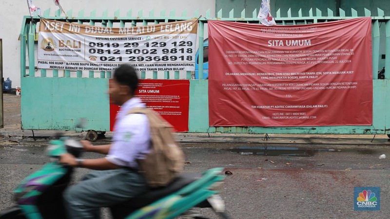 Sejumlah kendaraan melintas di depan parik kompor gas Quantum di Kawasan Cikupa, Tangerang Banten, Selasa (10/9/2024). (CNBC Indonesia/Muhammad Sabki)