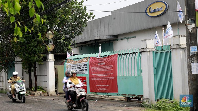 Sejumlah kendaraan melintas di depan parik kompor gas Quantum di Kawasan Cikupa, Tangerang Banten, Selasa (10/9/2024). (CNBC Indonesia/Muhammad Sabki)