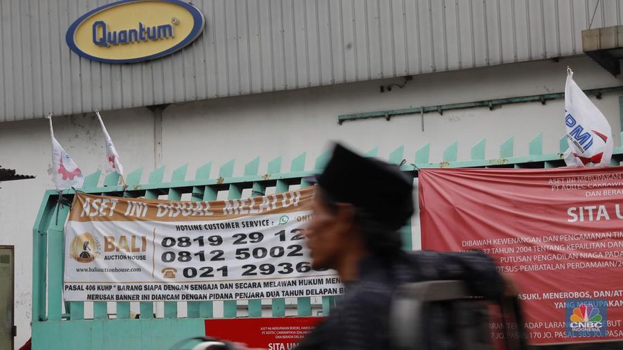 Sejumlah kendaraan melintas di depan parik kompor gas Quantum di Kawasan Cikupa, Tangerang Banten, Selasa (10/9/2024). (վ/Muhammad Sabki)