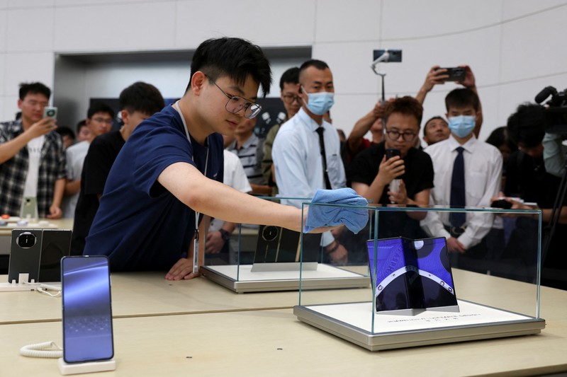 Orang-orang mengantre untuk melihat ponsel utama Huawei pintar lipat tiga Huawei Mate XT mulai dijual di Beijing, Tiongkok, 20 September 2024. (REUTERS/Wang Jiawei) Orang-orang mengantre untuk melihat ponsel utama Huawei pintar lipat tiga Huawei Mate XT mulai dijual di Beijing, Tiongkok, 20 September 2024. (REUTERS/Wang Jiawei)