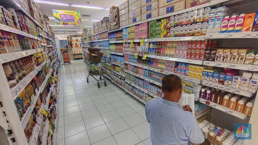 Seorang pengunjung berbelanja di salah satu pusat perbelanjaan di Jakarta, Selasa (10/9/2024). (²©²ÊÍøÕ¾/Tri Susilo)