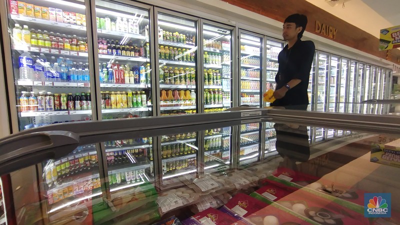 Seorang pengunjung berbelanja di salah satu pusat perbelanjaan di Jakarta, Selasa (10/9/2024). (CNBC Indonesia/Tri Susilo)