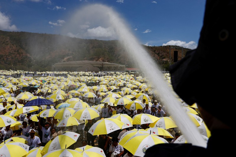 Orang-orang menunggu Paus Fransiskus di Esplanade Taci Tolu selama perjalanan apostoliknya ke Asia, di Dili, Timor Timur, 10 September 2024. (REUTERS/Guglielmo Mangiapane)