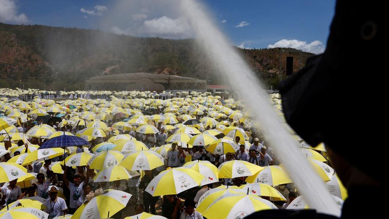 Orang-orang menunggu Paus Fransiskus di Esplanade Taci Tolu selama perjalanan apostoliknya ke Asia, di Dili, Timor Timur, 10 September 2024. (REUTERS/Guglielmo Mangiapane)