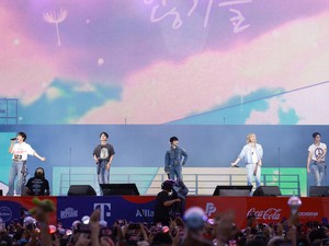 Lirik Lagu SEVENTEEN ft. DJ Khaled Love, Money, Fame dan Terjemahannya
