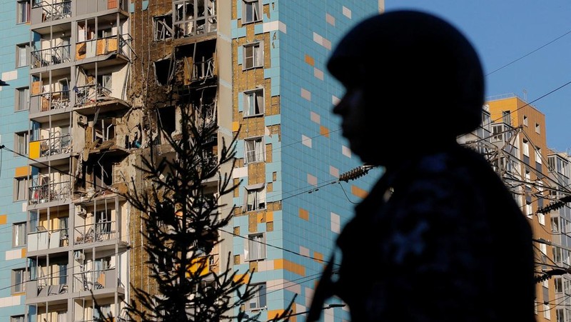 Serangan udara Ukraina menghantam bangunan tempat tinggal warga di Moskow, Rusia. (REUTERS)