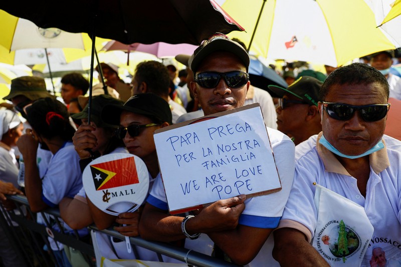 Orang-orang menunggu Paus Fransiskus di Esplanade Taci Tolu selama perjalanan apostoliknya ke Asia, di Dili, Timor Timur, 10 September 2024. Orang-orang menunggu Paus Fransiskus di Esplanade Taci Tolu selama perjalanan apostoliknya ke Asia, di Dili, Timor Timur, 10 September 2024. (REUTERS/Guglielmo Mangiapane)