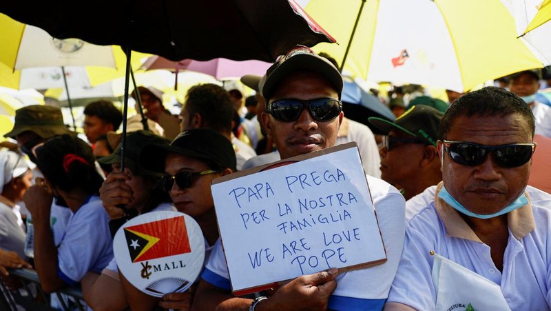 Orang-orang menunggu Paus Fransiskus di Esplanade Taci Tolu selama perjalanan apostoliknya ke Asia, di Dili, Timor Timur, 10 September 2024. (REUTERS/Guglielmo Mangiapane)