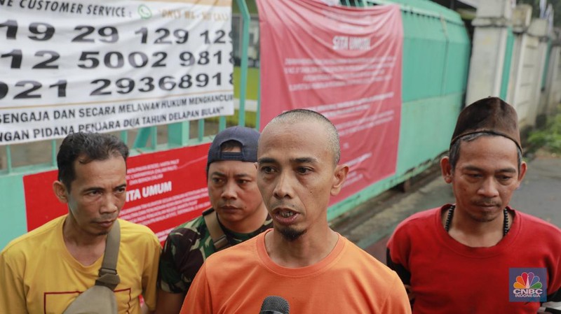 Sejumlah kendaraan melintas di depan parik kompor gas Quantum di Kawasan Cikupa, Tangerang Banten, Selasa (10/9/2024). (CNBC Indonesia/Muhammad Sabki)