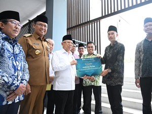 Maruf Amin Serahkan 100 Sertifikat Juleha Juru Sembelih Halal di Babel