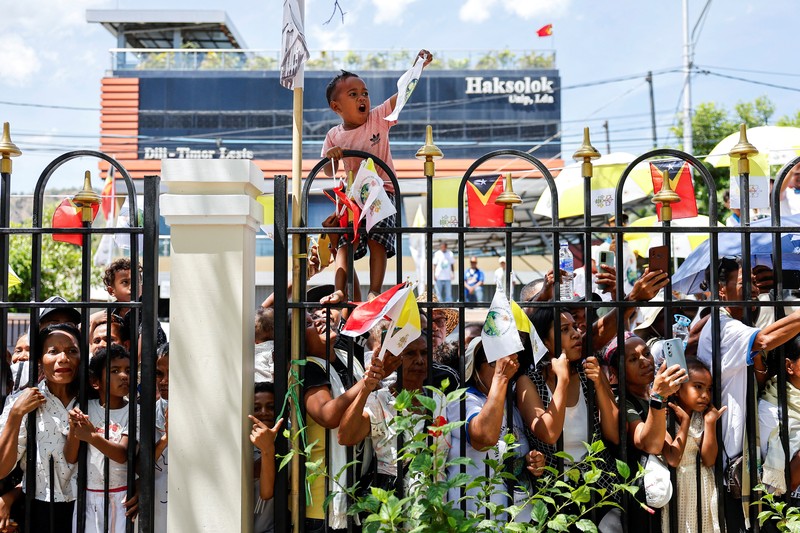 Paus Fransiskus ssat kunjungan apostoliknya ke Asia, di Dili, Timor Leste, Selasa (10/9/2024). (REUTERS/Willy Kurniawan