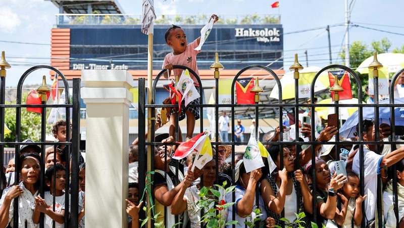 Paus Fransiskus ssat kunjungan apostoliknya ke Asia, di Dili, Timor Leste, Selasa (10/9/2024). (REUTERS/Willy Kurniawan