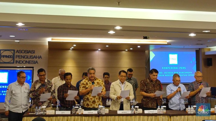 Apindo bersama 20 Asosiasi sektor terkait Industri Hasil Tembakau (IHT) menyatakan sikap tegas terhadap PP 28/2024 di Kantor DPP Apindo, Jakarta, Rabu (11/9/2024). (CNBC Indonesia/Martyasari RIzky)