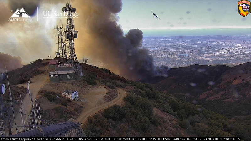 Kebakaran Bandara terjadi di Orange dan Riverside Counties, dalam tangkapan layar yang diambil dari video yang direkam dari Santiago Peak, California, AS, 10 September 2024. Kebakaran Bandara terjadi di Orange dan Riverside Counties, dalam tangkapan layar yang diambil dari video yang direkam dari Santiago Peak, California, AS, 10 September 2024. (ALERTCALIFORNIA | UC SAN DIEGO/Handout via REUTERS)