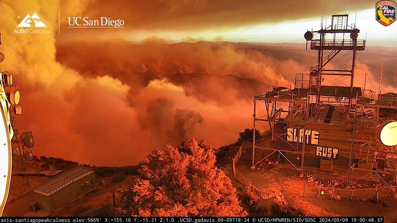 Kebakaran Bandara terjadi di Orange dan Riverside Counties, dalam tangkapan layar yang diambil dari video yang direkam dari Santiago Peak, California, AS, 10 September 2024. (ALERTCALIFORNIA | UC SAN DIEGO/Handout via REUTERS)