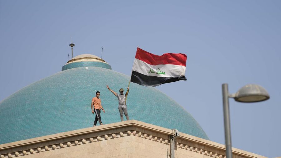 Bendera negara Irak. (AP Photo/Hadi Mizban)