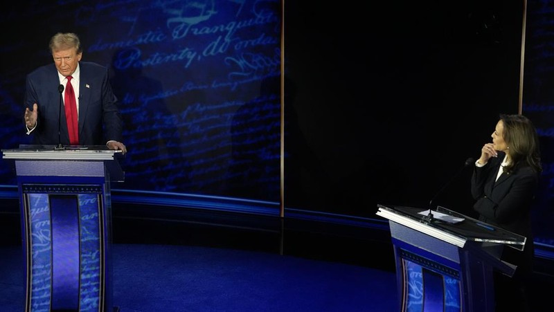 Calon presiden dari Partai Demokrat, Wakil Presiden Kamala Harris berbicara selama debat presiden dengan calon presiden dari Partai Republik, mantan Presiden Donald Trump di National Constitution Center, Selasa, 10 September 2024, di Philadelphia. (AP Photo/Alex Brandon)