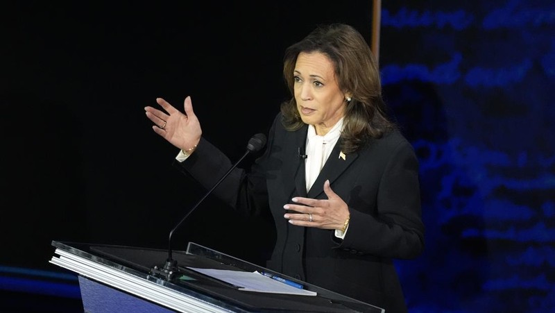 Calon presiden dari Partai Demokrat, Wakil Presiden Kamala Harris berbicara selama debat presiden dengan calon presiden dari Partai Republik, mantan Presiden Donald Trump di National Constitution Center, Selasa, 10 September 2024, di Philadelphia. (AP Photo/Alex Brandon)