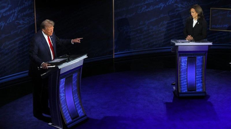 Calon presiden dari Partai Demokrat, Wakil Presiden Kamala Harris berbicara selama debat presiden dengan calon presiden dari Partai Republik, mantan Presiden Donald Trump di National Constitution Center, Selasa, 10 September 2024, di Philadelphia. (AP Photo/Alex Brandon)