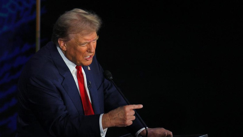 Calon presiden dari Partai Demokrat, Wakil Presiden Kamala Harris berbicara selama debat presiden dengan calon presiden dari Partai Republik, mantan Presiden Donald Trump di National Constitution Center, Selasa, 10 September 2024, di Philadelphia. (AP Photo/Alex Brandon)