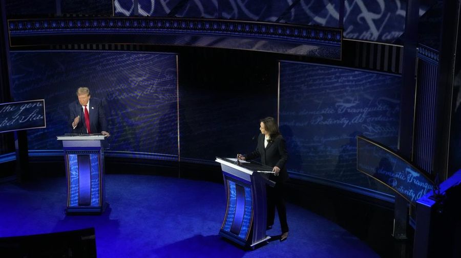 Calon presiden dari Partai Republik mantan Presiden Donald Trump dan calon presiden dari Partai Demokrat Wakil Presiden Kamala Harris berpartisipasi selama debat presiden ABC News di National Constitution Center, Selasa, 10 September 2024, di Philadelphia. (AP Photo/Alex Brandon)