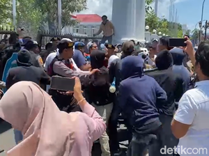 Demo di Kantor Wali Kota Palopo Ricuh, Warga-Satpol PP Saling Dorong