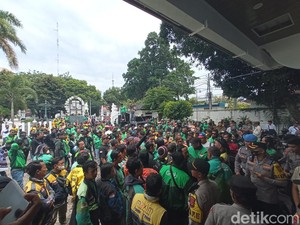 Ojol Geruduk Pendopo-Kantor DPRD Cirebon, Bawa Banyak Tuntutan