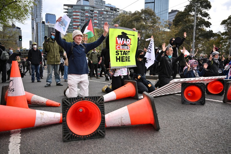 Demonstrasi menentang Pameran Pertahanan Darat Internasional Angkatan Darat di Pusat Konvensi dan Pameran Melbourne di Melbourne, Australia, Rabu (11/9/2024). (AAP/Joel Carrett via REUTERS)
