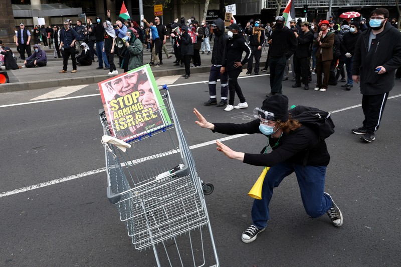 Demonstrasi menentang Pameran Pertahanan Darat Internasional Angkatan Darat di Pusat Konvensi dan Pameran Melbourne di Melbourne, Australia, Rabu (11/9/2024). (AAP/Joel Carrett via REUTERS)
