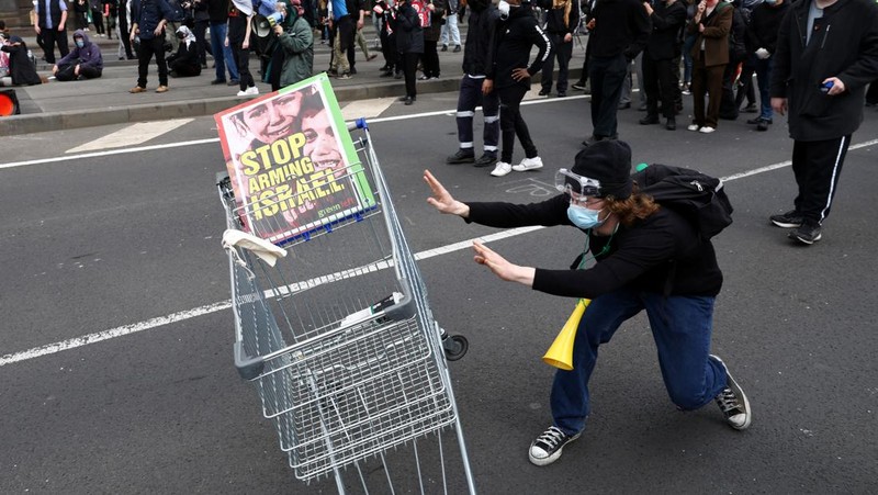 Demonstrasi menentang Pameran Pertahanan Darat Internasional Angkatan Darat di Pusat Konvensi dan Pameran Melbourne di Melbourne, Australia, Rabu (11/9/2024). (AAP/Joel Carrett via REUTERS)