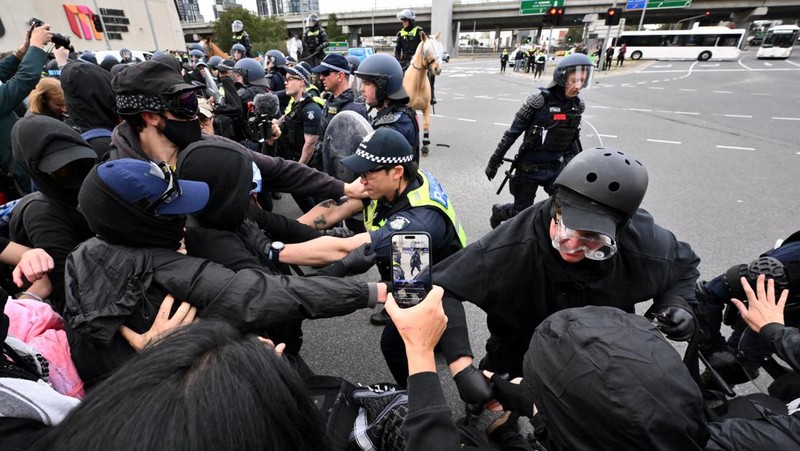 Demonstrasi menentang Pameran Pertahanan Darat Internasional Angkatan Darat di Pusat Konvensi dan Pameran Melbourne di Melbourne, Australia, Rabu (11/9/2024). (AAP/Joel Carrett via REUTERS)