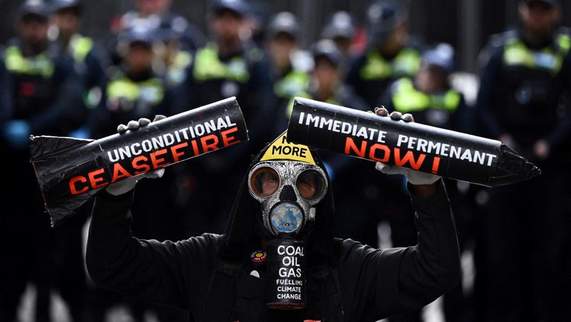 Demonstrasi menentang Pameran Pertahanan Darat Internasional Angkatan Darat di Pusat Konvensi dan Pameran Melbourne di Melbourne, Australia, Rabu (11/9/2024). (AAP/Joel Carrett via REUTERS)