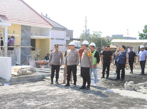 Karomonev Srena Mabes Polri Tinjau Pembangungan Rumdin di Probolinggo