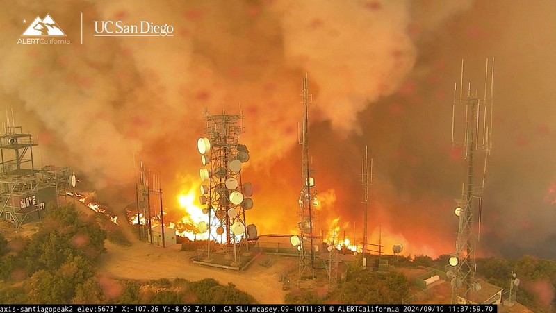 Kebakaran Bandara terjadi di Orange dan Riverside Counties, dalam tangkapan layar yang diambil dari video yang direkam dari Santiago Peak, California, AS, 10 September 2024. Kebakaran Bandara terjadi di Orange dan Riverside Counties, dalam tangkapan layar yang diambil dari video yang direkam dari Santiago Peak, California, AS, 10 September 2024. (ALERTCALIFORNIA | UC SAN DIEGO/Handout via REUTERS)