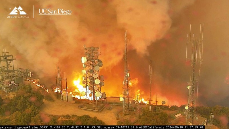 Kebakaran Bandara terjadi di Orange dan Riverside Counties, dalam tangkapan layar yang diambil dari video yang direkam dari Santiago Peak, California, AS, 10 September 2024. (ALERTCALIFORNIA | UC SAN DIEGO/Handout via REUTERS)